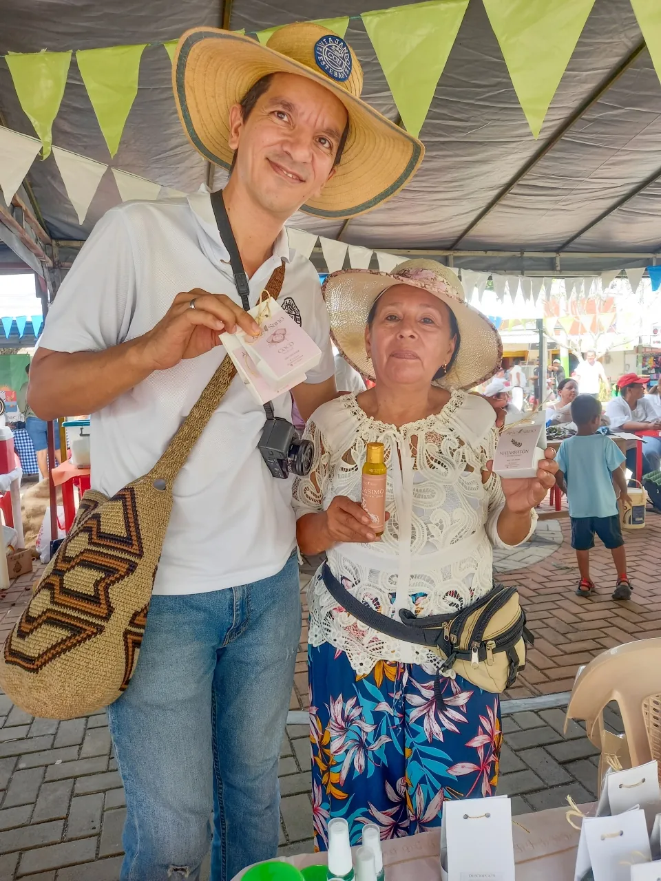 Equipo de Arte'Sano en una feria artesanal